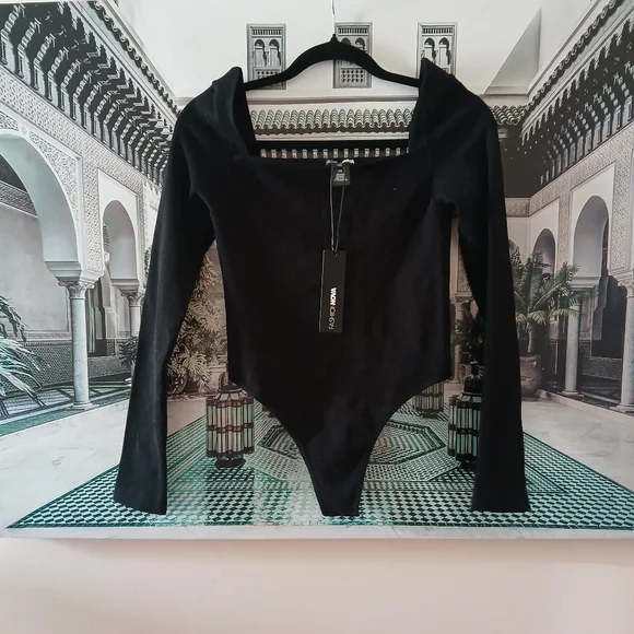 Sleek Black Fitted Bodysuit with Long Sleeves - Picture 13 of 13